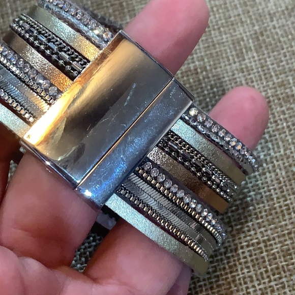 Two layered bracelets. Leopard print and silver - Picture 8 of 9